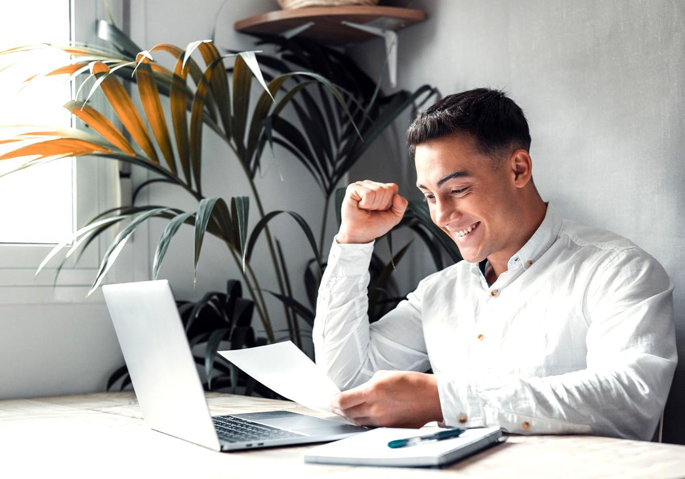 Uczestnik korzystający z interaktywnej platformy edukacyjnej do śledzenia wydatków osobistych