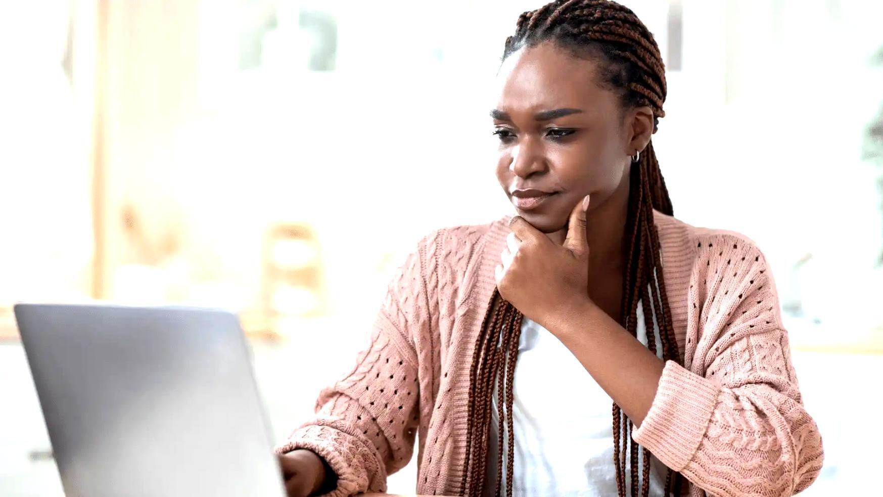 Ilustracja przedstawiająca proces rozwoju kursów edukacyjnych